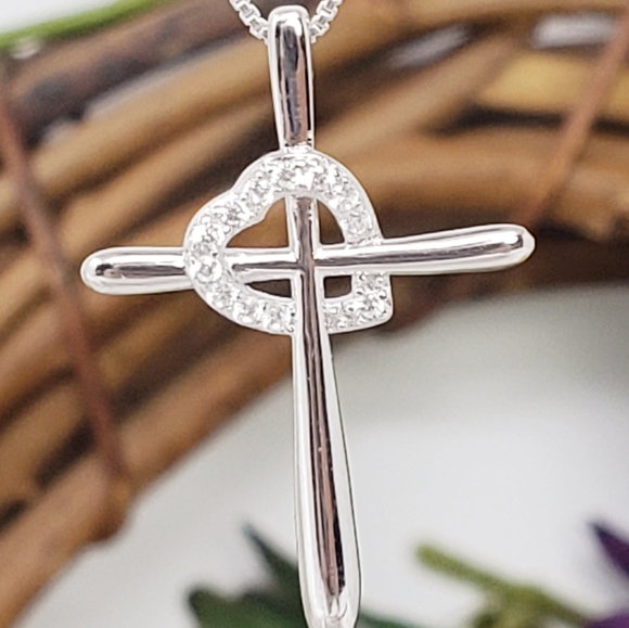 🆕️ 925 Sterling Silver Cross Heart CZ Pendant with 18" Box Chain - Picture 2 of 6